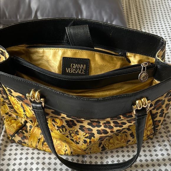 Versace Baroque Sunburst Black and Gold Tote Bag - Picture 16 of 17